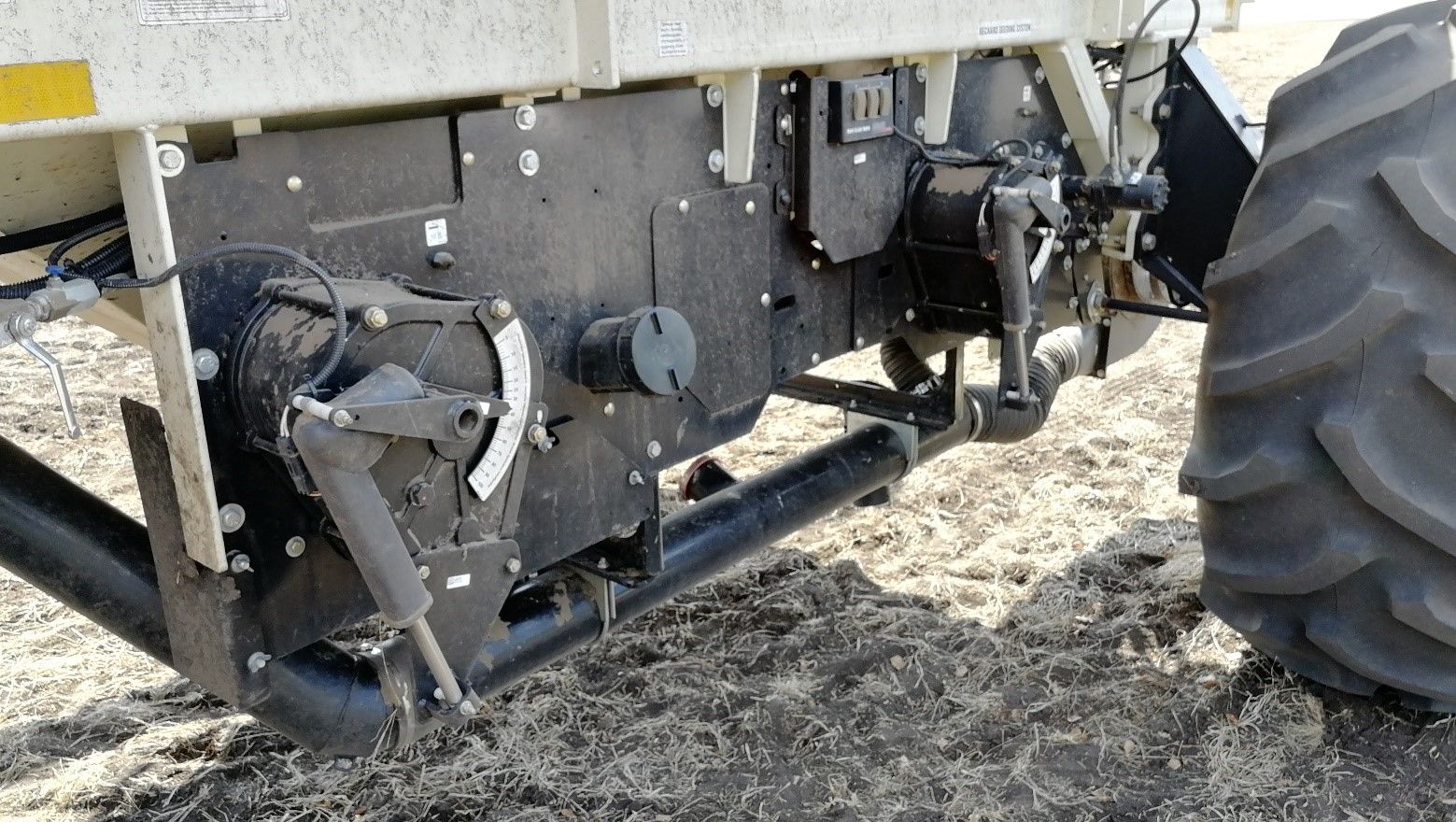 На полях с Кировцем: КИРОВЕЦ К-739 Ст & BOURGAULT 3320+6350